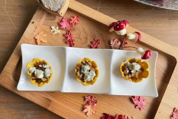 Amuse met gekarameliseerde ui en blauwe kaas