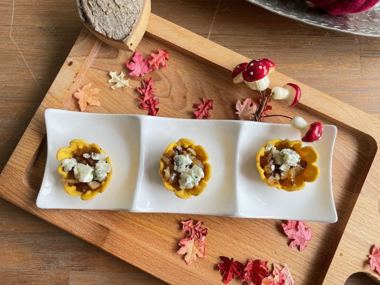 Amuse met gekarameliseerde ui en blauwe kaas