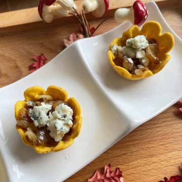 Amuse met gekarameliseerde ui en blauwe kaas