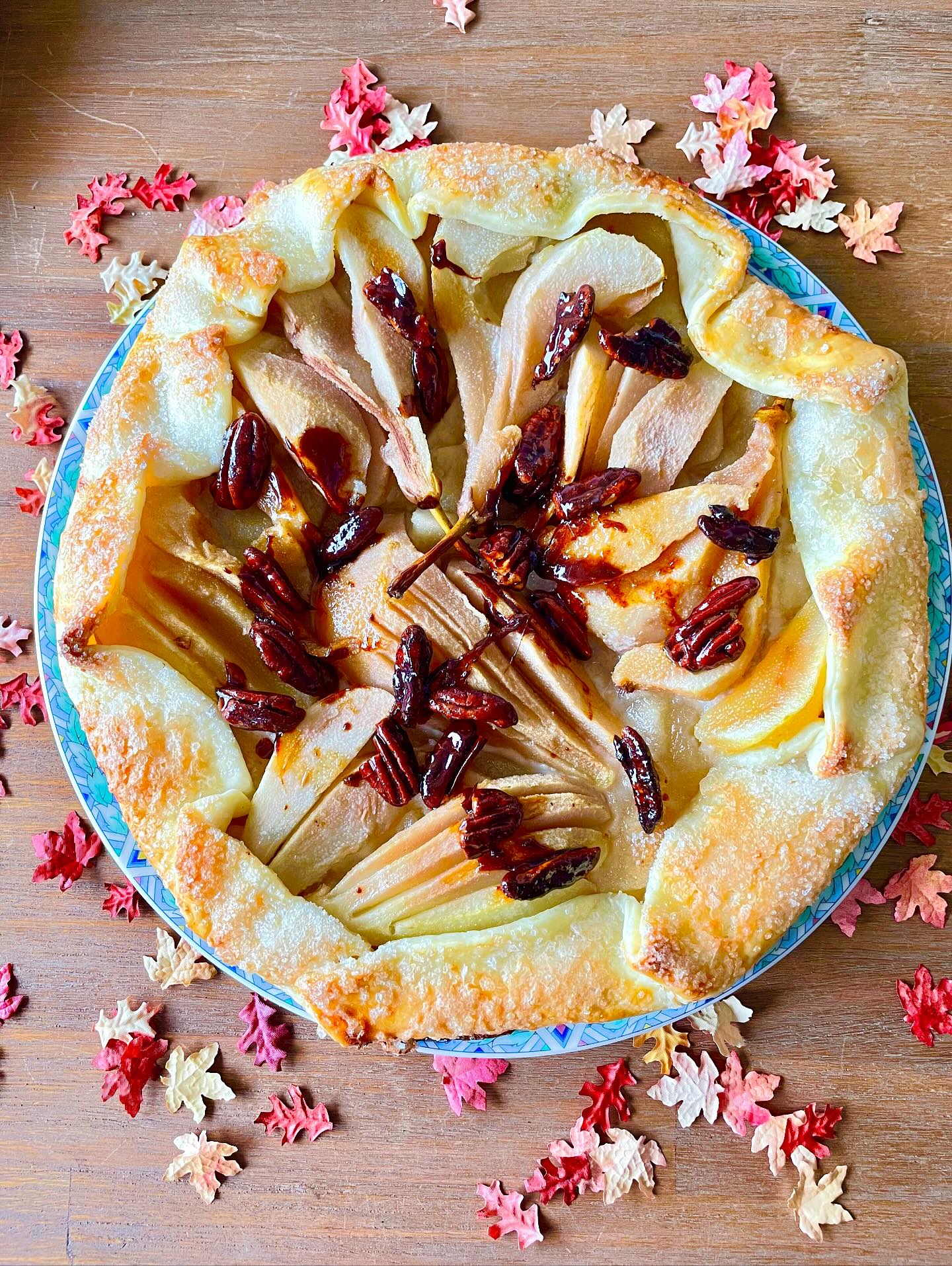 Bijna weekend (en herfstvakantie!). Dat verdient een lekker taartje. Deze makkelijke perentaart of eigenlijk galette staat met een kwartier in de oven. Met kant-en-klaar taartdeeg echt easypeasy om te maken. Het recept vind je via de link in bio en stories. Fijn weekend!
#peren #perentaart #perengalette #heelhollandbakt #recept #herfst #taart #herfstvakantie #weekend #taartdeeg