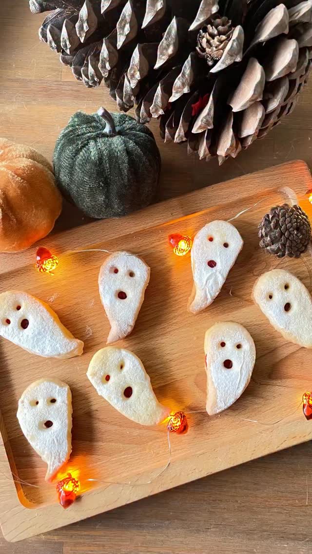 Maak voor Halloween deze leuke spookkoekjes met behulp van een โฅ๏ธ uitsteekvorm en een paar spuitmondjes!
Voor ca. 30 koekjes ๐ป
225 gram roomboter (kamertemperatuur)
150 gram witte basterdsuiker
300 gram bloem
1 eidooier
1 zakje vanillesuiker
1 snuf zout
Jam
Poedersuiker
๐ป
Meng boter, basterd- en vanillesuiker tot een romig geheel. Voeg de eidooier toe en mix goed door. Voeg bloem en zout toe en kneed tot een stevig deeg. Rol in folie en leg een uur in de koelkast.
Rol ca. 0,3 cm dik uit en steek koekjes uit het deeg. Bak op een met bakpapier beklede bakplaat op 190 graden gaar in ca 10 minuten. Laat volledig afkoelen. Bestrooi de bovenste koekjes met poedersuiker en bestrijk de onderste met jam. Leg op elkaar.