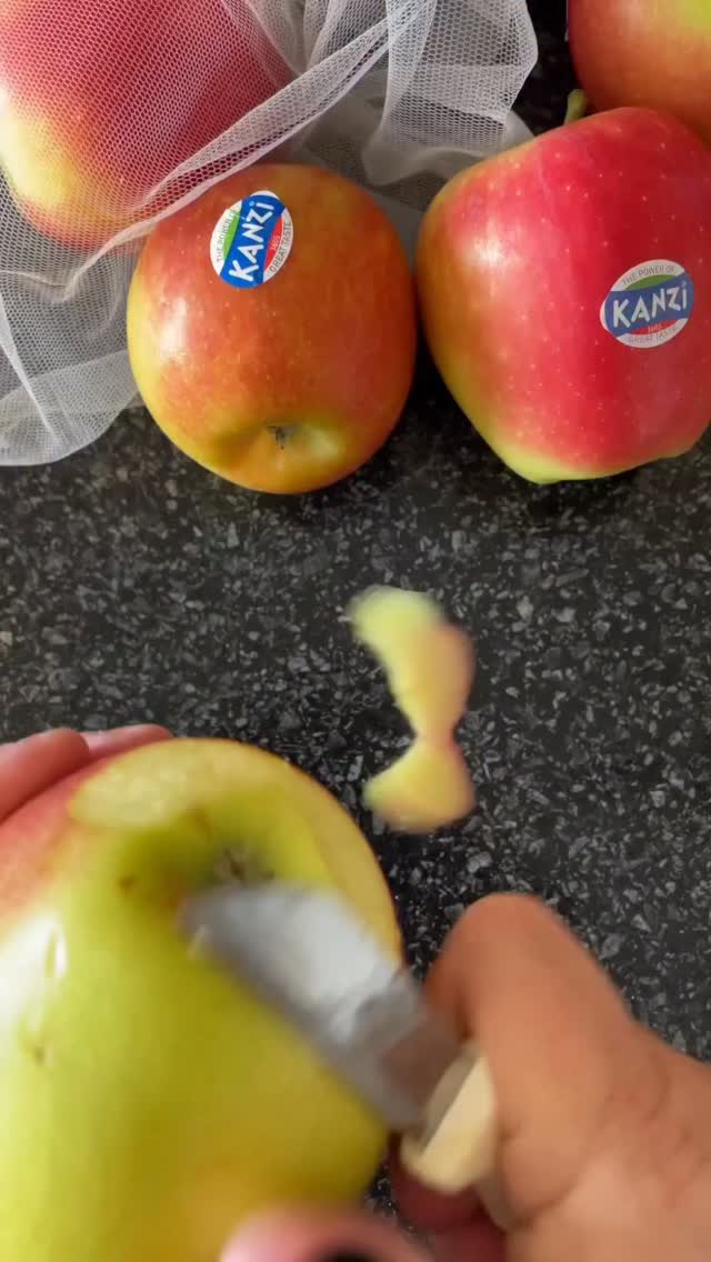 Het recept voor een cosy zondagmiddag: regen en storm buiten, thee en appeltaart binnen! Heel eerlijk? Ik maak het liefst alles met roomboter. Behalve mijn appeltaart, die maak ik ALTIJD met @blueband_nl . Net als mijn overgrootoma, oma en moeder deden. Er gaat toch niets boven een familierecept? En geloof me, mijn appeltaart is de allerlekkerste. Vooral ook door de lekkere friszure @kanzi_nl_appel en heel veel @verstegennl kaneel. En van de Blue Band Finesse 31% - een heerlijk plantaardig alternatief voor slagroom - mag ook Buster best proeven!
Ik kocht een leuke tool om mooie sierranden te maken maar dat was helaas een grote fail. Maar mijn vlechtkunsten en herfstblaadjes mogen er ook wezen toch?
Voor de appeltaart:
1 kilo Kanzi appels
1 pakje Blue Band Heerlijk Romig
350 gram bloem
175 +75 gram suiker
Snufje zout
2 zakjes vanillesuiker
Extra Blue Band om in te vetten
Paneermeel
Verstegen Kaneel
Schil de appels, verwijder het klokhuis en snijd in flinterdunne plakjes. Meng met 75 gram suiker, vanillesuiker en kaneel naar smaak.
Maak een stevig deeg van de bloem, suiker, Blue Band Heerlijk Romig en een snufje zout. Wikkel in folie en laat een uurtje rusten in de koelkast.
Verwarm de oven voor op 200 graden.
Mijn geheim voor een extra knapperige rand: vet de springvorm in en bestrooi met paneermeel.
Bekleed de vorm met het deeg, doe de appels erbij en maak leuke sierranden bovenop ter decoratie. Bak in ca. 70 minuten gaar en goudbruin.
#Appeltaartmoment #BlueBand #Kanzi #Verstegen #ad #appeltaart #homemade #heelhollandbakt #recept