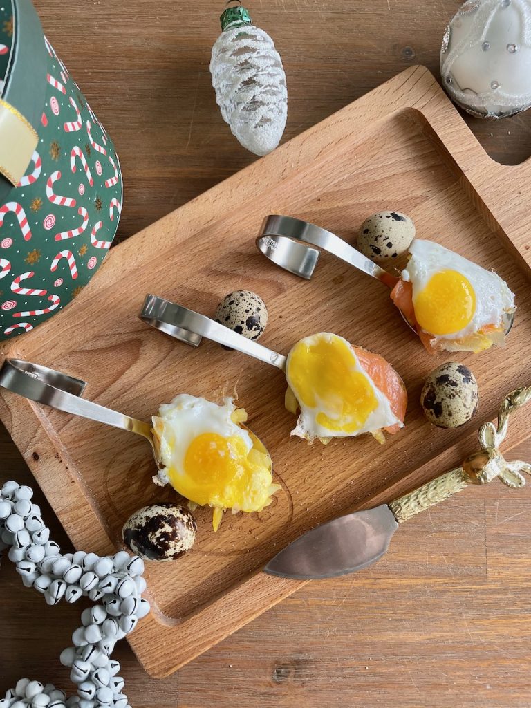 Amuse van rösti, zalm en kwartelei