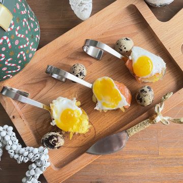 Amuse van rösti, zalm en kwartelei