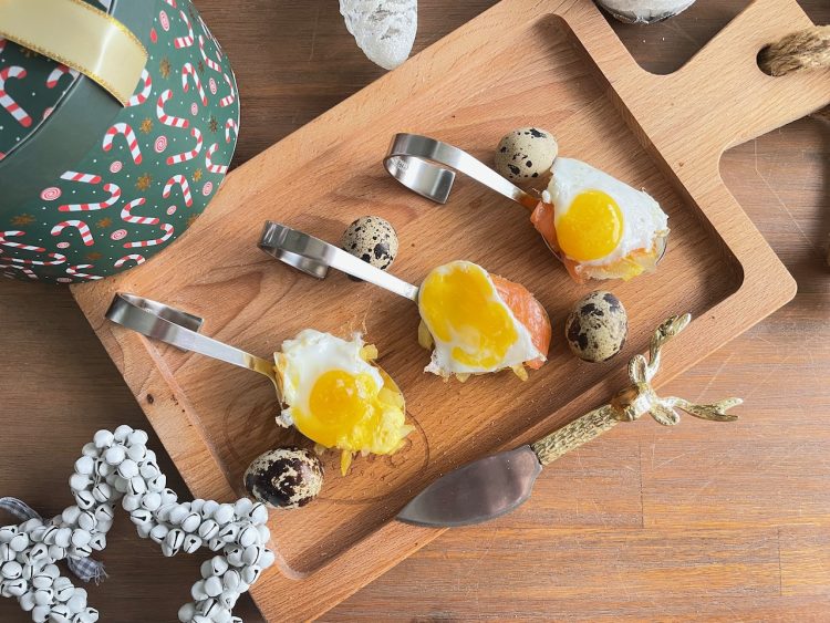 Amuse van rösti, zalm en kwartelei