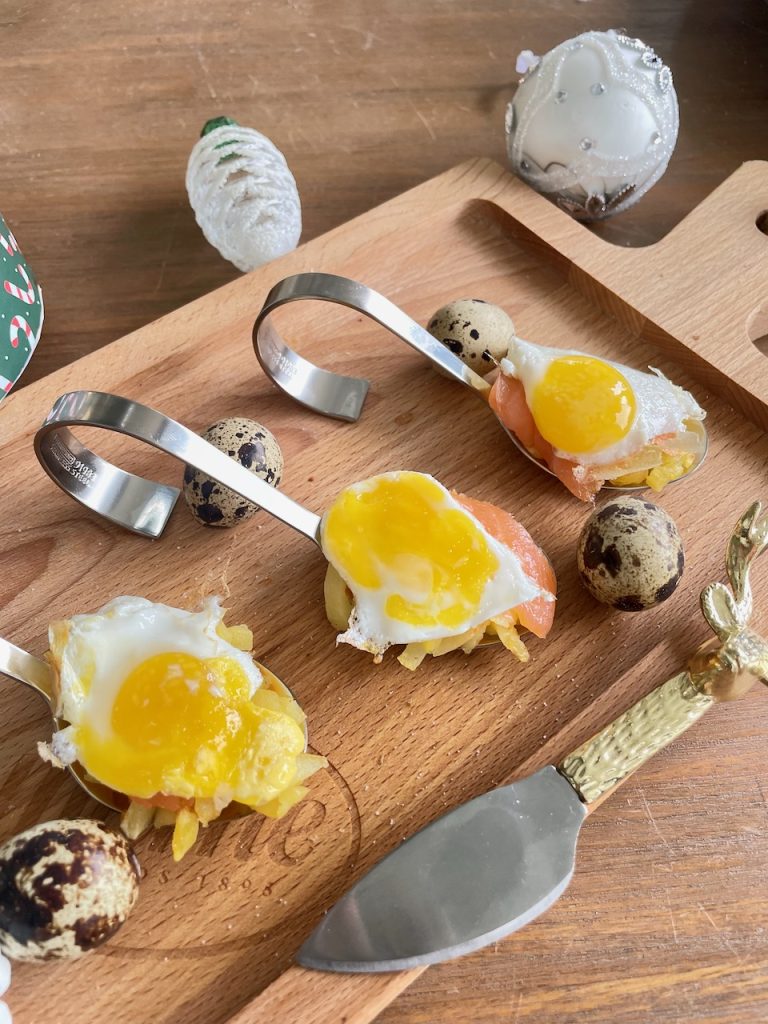 Amuse van rösti, zalm en kwartelei