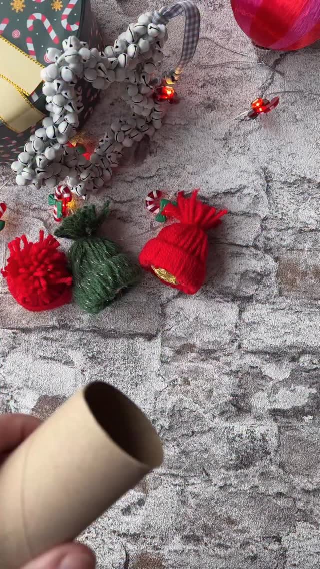 In de decembermaand (mijn lievelings!) vind ik het altijd leuk om zelfgemaakte kleine cadeautjes aan mensen te geven. Vaak zijn dat culinaire cadeautjes, zoals homemade koekjes of potjes lemon curd of vijgenjam. Maar ik vind het ook leuk om creatief bezig te zijn met andere materialen! Zo maak ik bijvoorbeeld deze wollen mutsjes, waarin een bonbon verstopt zit!
De video van deze diy spreekt denk ik wel voor zich. Reageer met ‘muts’ voor een link in je dm naar de blog!
#diy #homemade #kerstcadeautje #muts #wol #tutorial #kerst #ferrerorocher
#zelfgemaakt