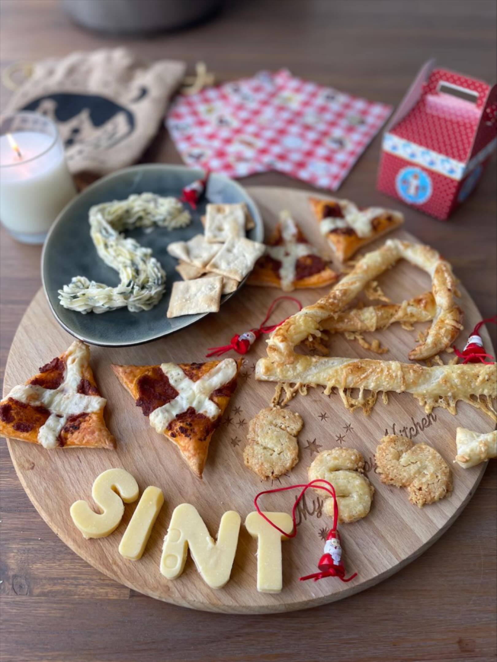 Wie zoet is krijgt…misschien wel deze Sinterklaas borrelplank. Met Sinterkaasletters, pizzamijters, Sinterkaaskoekjes, kruidenboterletter en zelfs hartige pepernoten! Wil je de receptjes? Reageer met ‘borrelplank’ en ik stuur je een link in de dm. 
#sinterklaas #borrelplank #pakjeasavond #sinterklaasrecept
