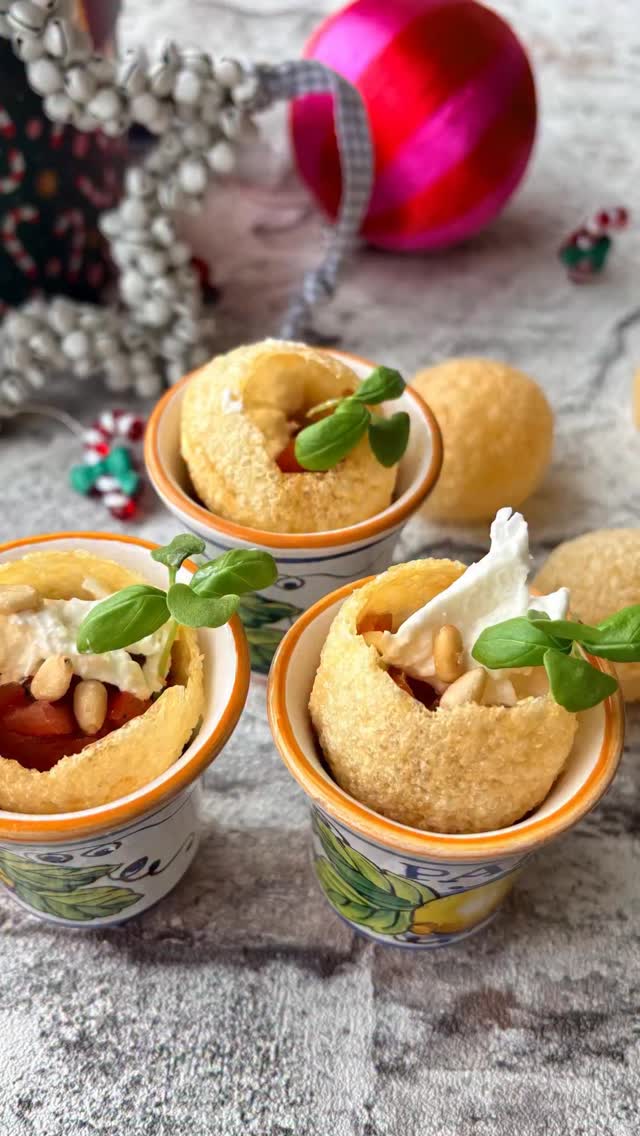 India meets Italy met deze zalige pani puri caprese! Een lekkere amuse die je ook nog eens prima kunt voorbereiden. De knapperige gefrituurde balletjes vul je met gemarineerde tomaatjes, burrata en basilicum. Reageer met ‘pani puri’ voor een link naar het recept in je dm.
#panipuri #panipuricaprese #caprese #amuse #kerst #recept #kerstrecept