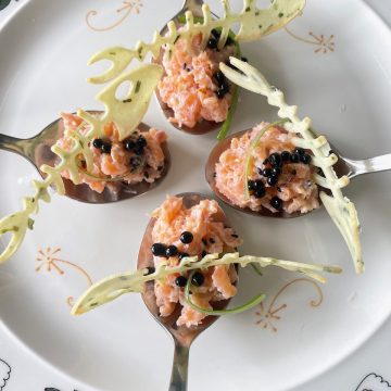 Amuse van zalmtartaar met soja kaviaar