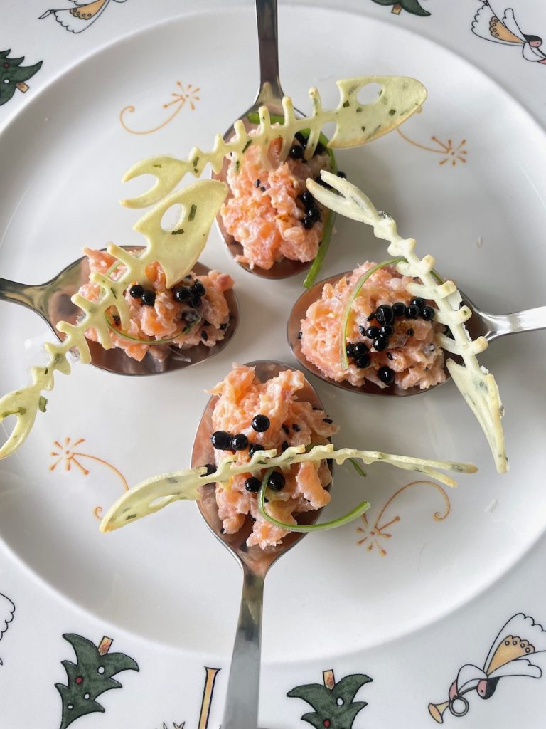 Amuse van zalmtartaar met soja kaviaar