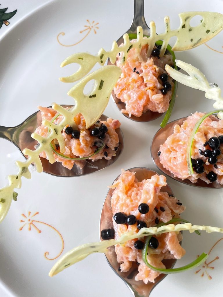 Amuse van zalmtartaar met soja kaviaar