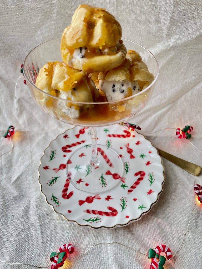 Soesjes met ijs en butterscotchsaus