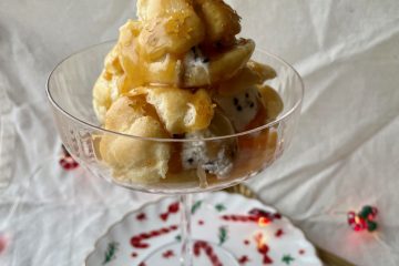 Soesjes met ijs en butterscotchsaus
