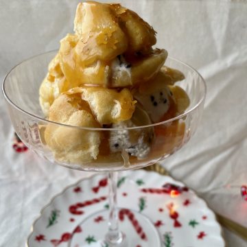 Soesjes met ijs en butterscotchsaus