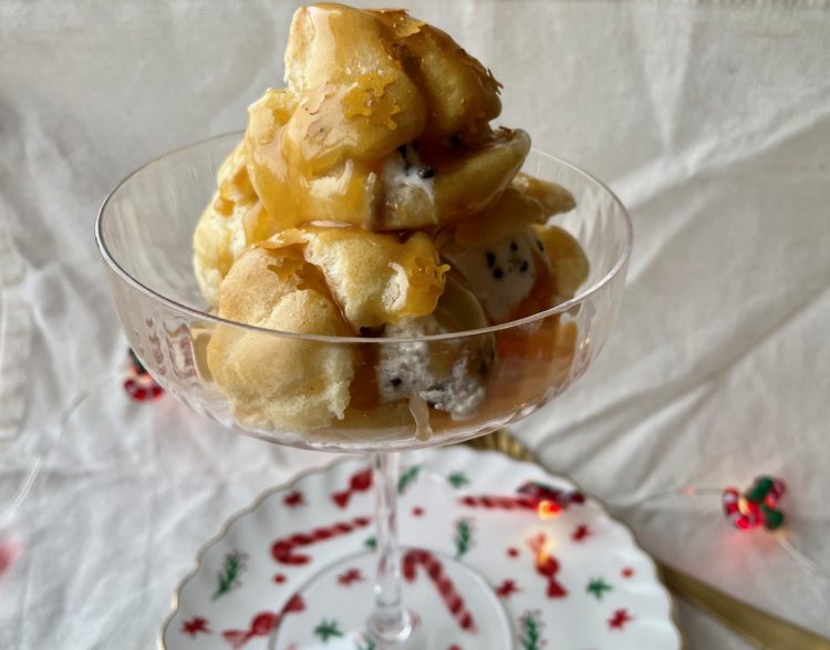 Soesjes met ijs en butterscotchsaus