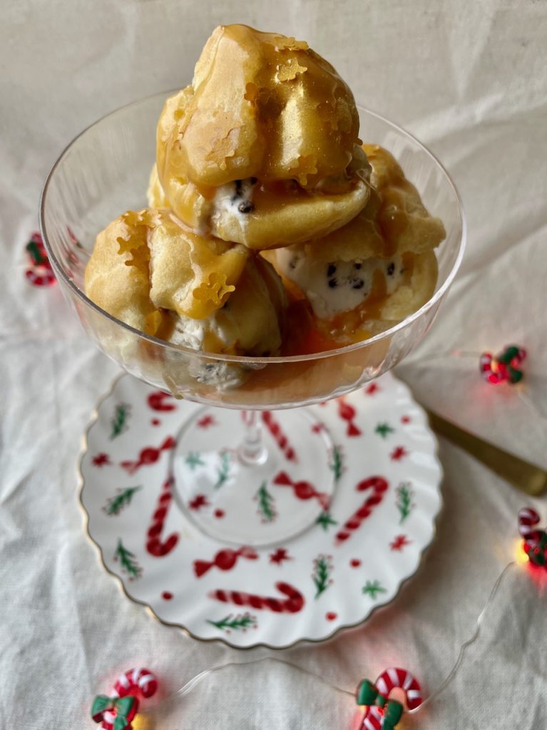 Soesjes met ijs en butterscotchsaus