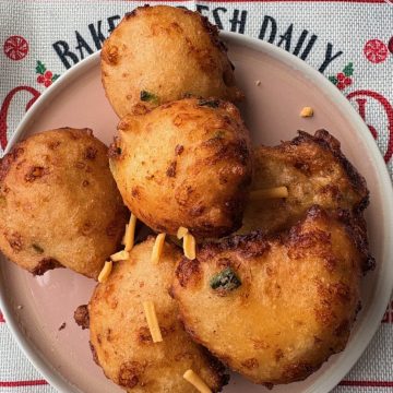 hartige oliebollen met kaas en jalapeño