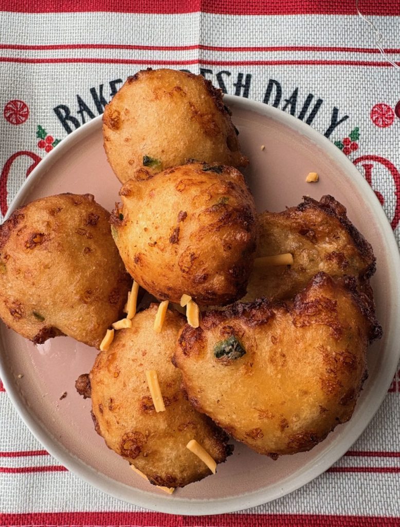 hartige oliebollen met kaas en jalapeño