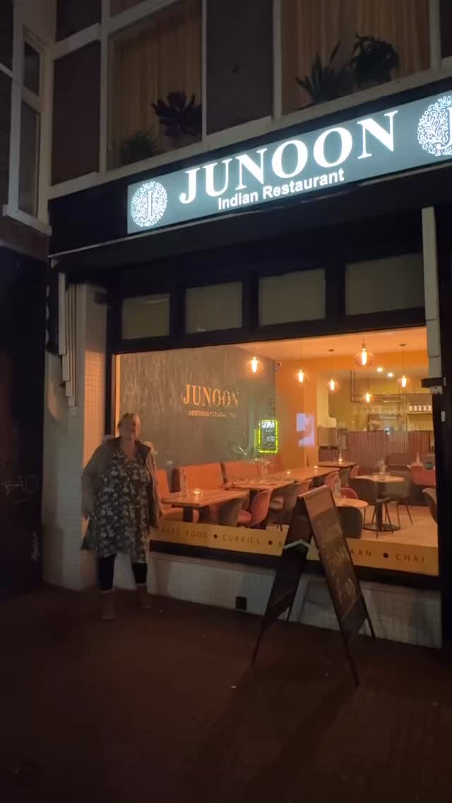 Sinds onze eerste reis naar India in 1999 zijn wij fan van de Indiase keuken. Thuis staan er geregeld curries, naan en biryani op tafel, maar we gaan ook graag uit eten in één van de vele Indiase restaurants die Den Haag rijk is. Onlangs opende een nieuwe parel aan de gezellige Keizerstraat in Scheveningen: Junoon. Hindi voor passie of obsessie. We genoten er van heerlijke streetfood en curries (shared dining is een must!). @junoonthehague is dé plek om je weer even in India te wanen.
#uitgenodigd #restaurant #junoon #review #scheveningen haagsefoodie