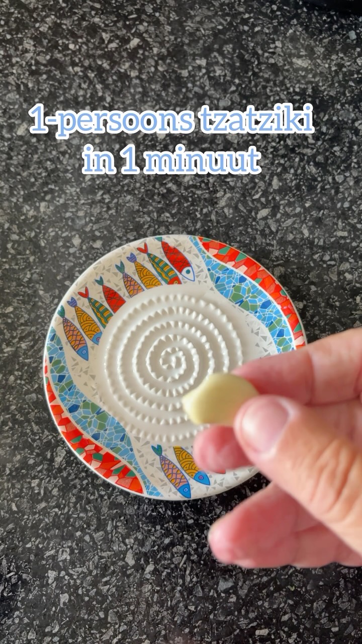 Een groter bord werkt wat makkelijker, maar zie het als een lekkere inspiratie voor wat je allemaal met zo’n keramisch knoflook bordje kan maken. Ze worden ook wel verkocht onder de naam grate mate plate, ik nam deze mee terug als souvenir uit La Palma. Een snelle tzatziki dus, maar ook ideaal om snel een tomaat, knoflook en olijfolie te mengen voor een heerlijke pan de tomate. En zo weer afgespoeld onder de kraan!
#gratemate #raspen #tzatziki #souvenir