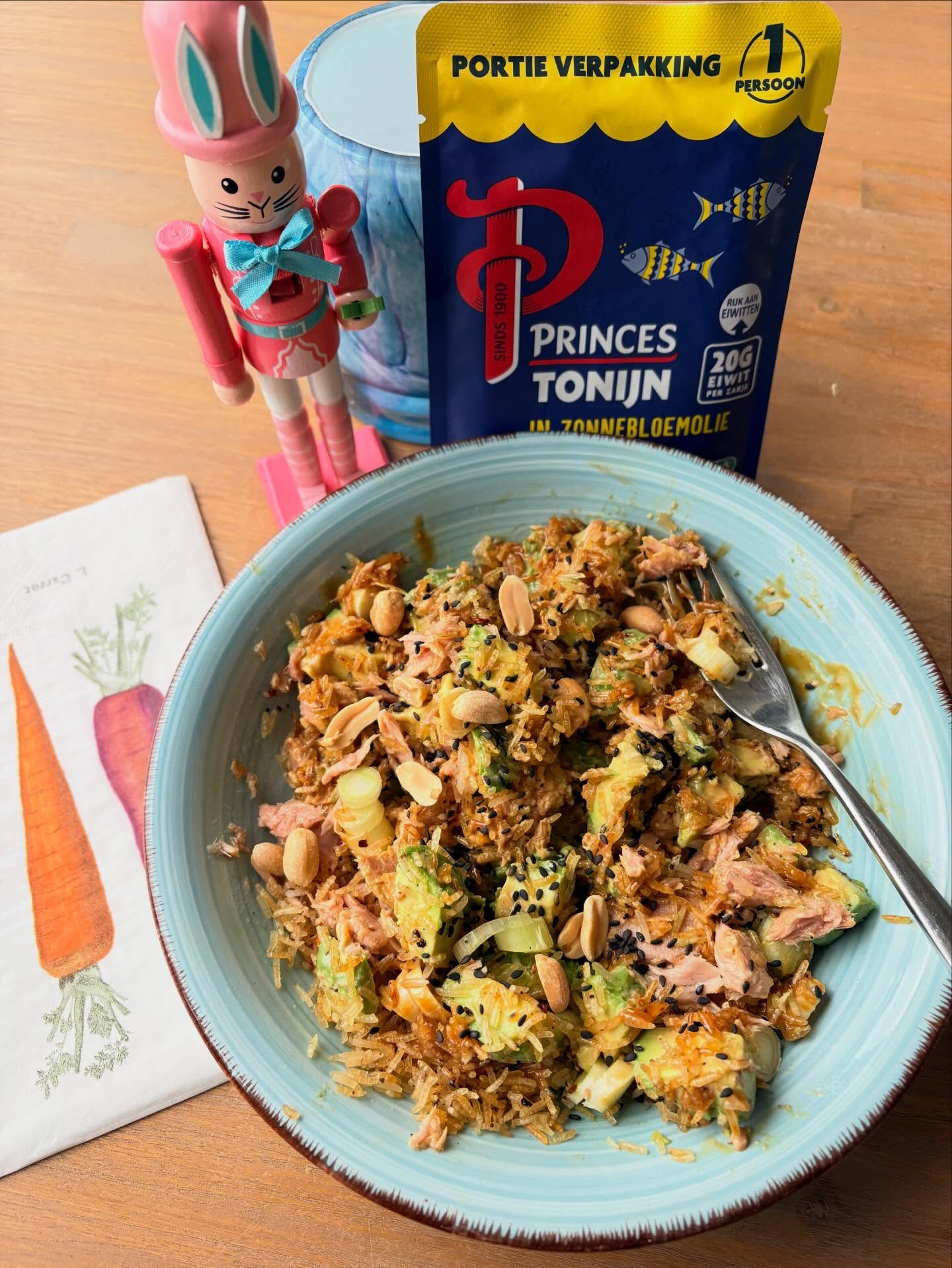 🌾 crispy rice salad 🌾 Normaal gesproken val ik niet zo snel voor viral TikTok recepten (ze vallen bijna altijd tegen) maar voor deze viel ik als een blok. De crispy rice salad is zo heerlijk knapperig en goed gevuld, een smaaksensatie bij iedere hap. En je kunt er allerlei restjes uit je koelkast in gooien. Ideaal hiervoor zijn ook de portie verpakkingen tonijn van @princes_nl 
Welk zogenaamd viral TikTok recept kan jij me aanbevelen? Zolang het maar niet die Japanse cheesecake is 🤪

Voor de crispy rice gebruik je restjes gekookte rijst of je kookt even zelf wat rijst (bij mij thuis zijn er nooit restjes 🤪)

Voor twee personen:

150 gram ongekookte rijst (of zo’n 450 gram gekookte)
1 eetlepel crispy chili olie
1 eetlepel sesamolie
Zakje Tonijn
Avocado
Lente ui/komkommer/edamame boontjes 
Sesamzaadjes
Pinda’s

Voor de dressing: 
1 eetlepel kewpie mayo
1 eetlepel siracha mayo
1 eetlepel sojasaus
1 theelepel sesamolie
scheutje limoen of citroensap

Kook eventueel de rijst en laat afkoelen.
Bekleed een bakplaat met bakpapier. Schep de rijst om met de sesamolie en crispy chili olie en spreid uit over de bakplaat. 
Bak de rijst 30 minuten op 200 graden en schep halverwege om.

Meng de ingrediënten voor de dressing en snijd de groente in stukjes.Meng alles door elkaar en bestrooi met sesamzaadjes en wat pinda’s.

#gekregen #crispyricesalad #princes #tonijn #recept