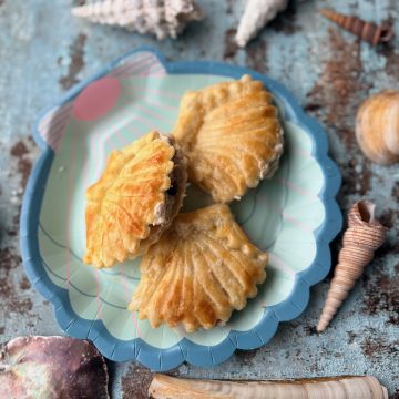 Bladerdeegschelpen met makreelmousse