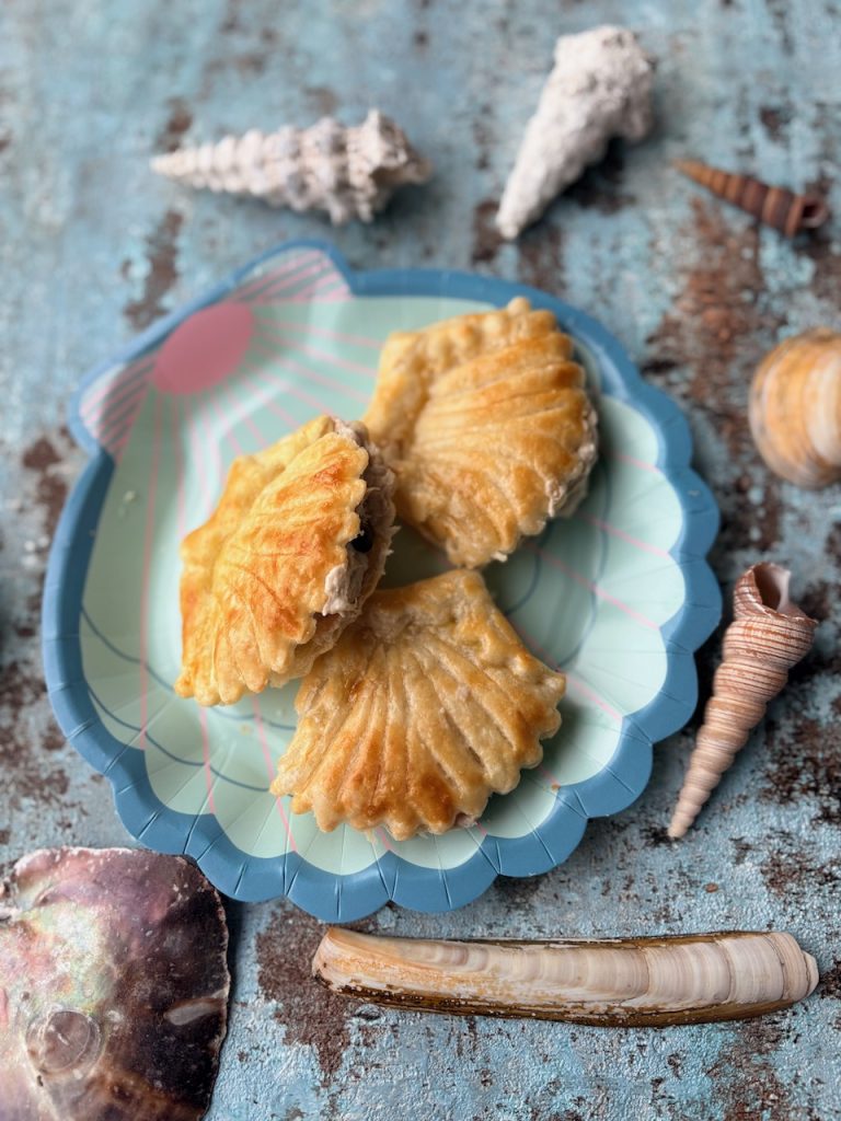 Bladerdeegschelpen met makreelmousse