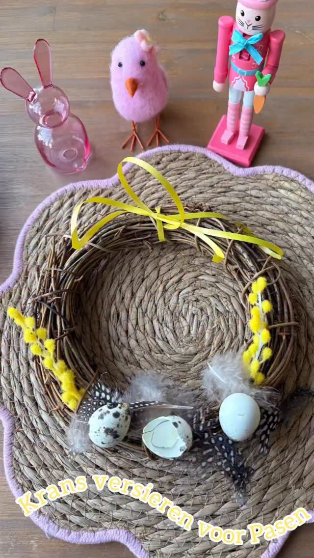 Maak eenvoudig een gezellige Paaskrans. De basis kocht ik bij @sostrenegrene 
#paaskrans #pasen #diy