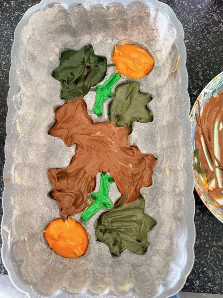 cake met gekleurde decoratie