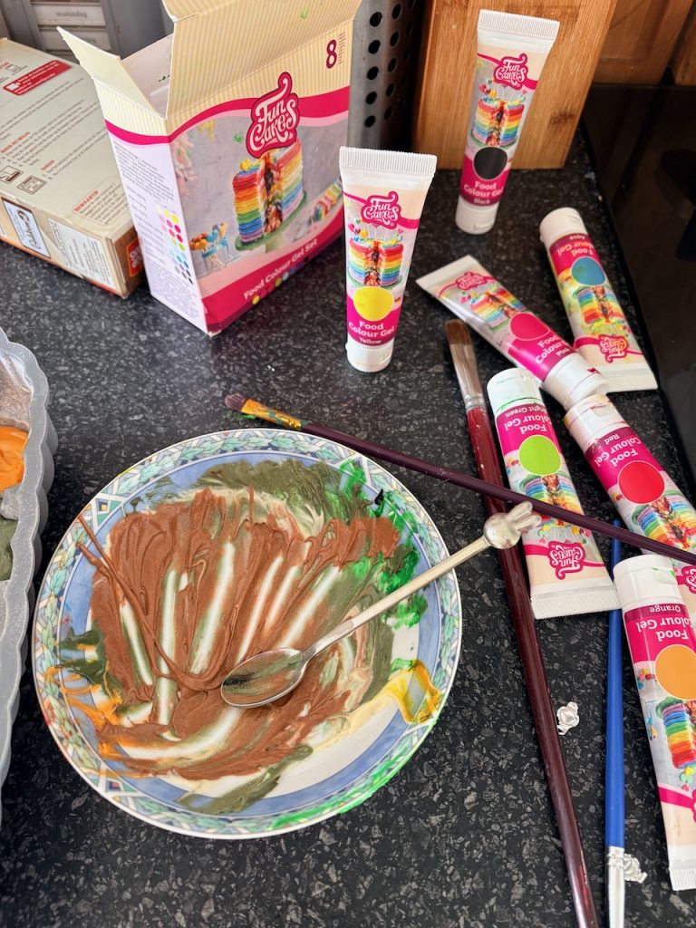 cake met gekleurde decoratie