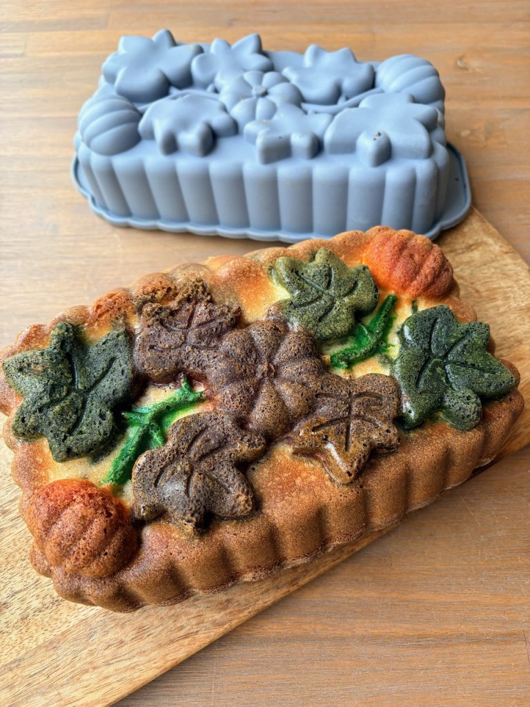 cake met gekleurde decoratie