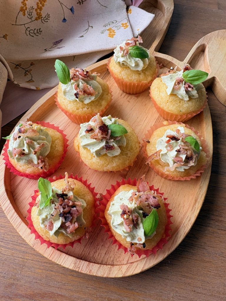 Hartige mini cupcakes met pestoroom