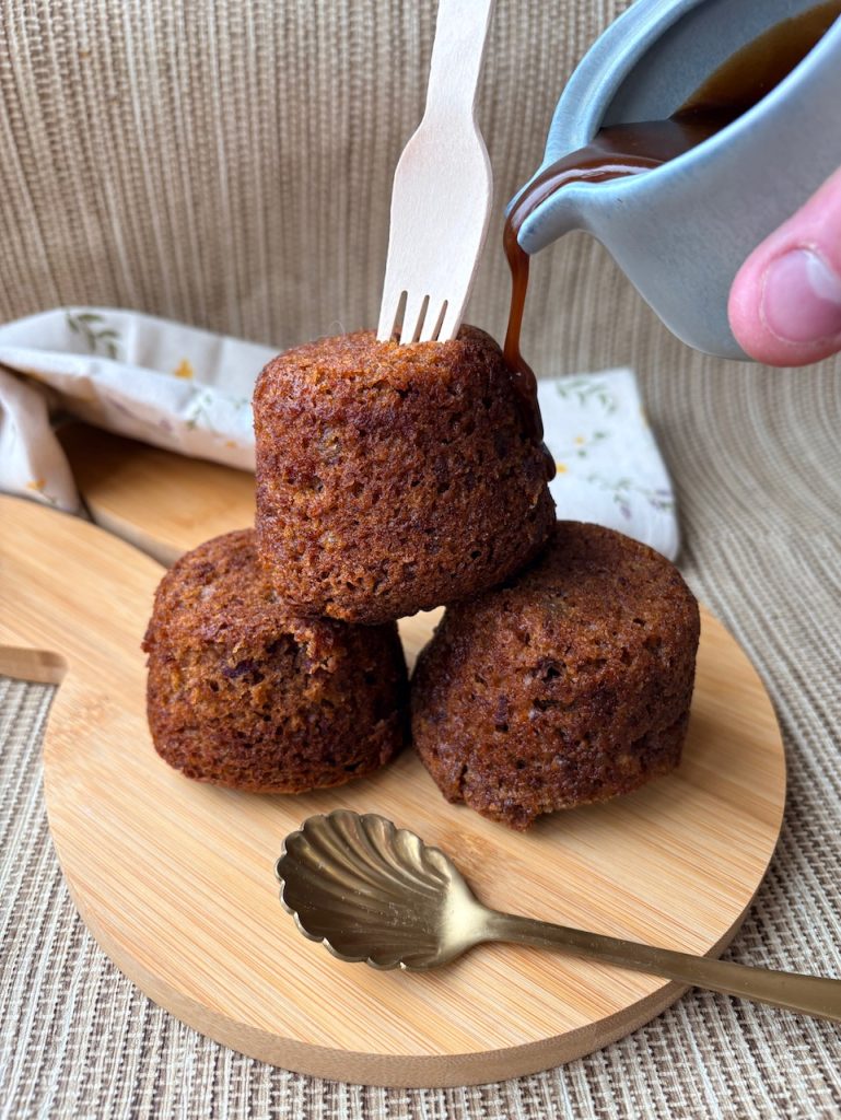 Sticky toffee pudding met karamelsaus