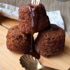 Sticky toffee pudding met karamelsaus