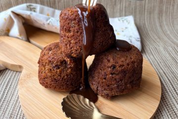 Sticky toffee pudding met karamelsaus