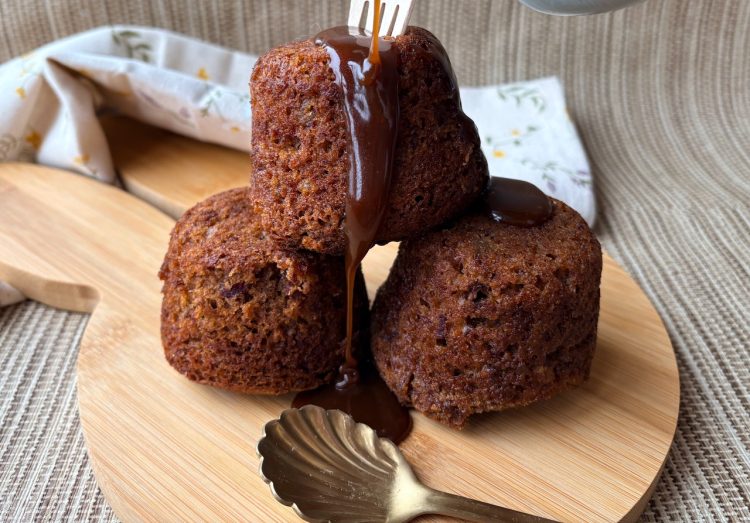 Sticky toffee pudding met karamelsaus