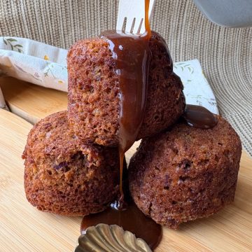 Sticky toffee pudding met karamelsaus