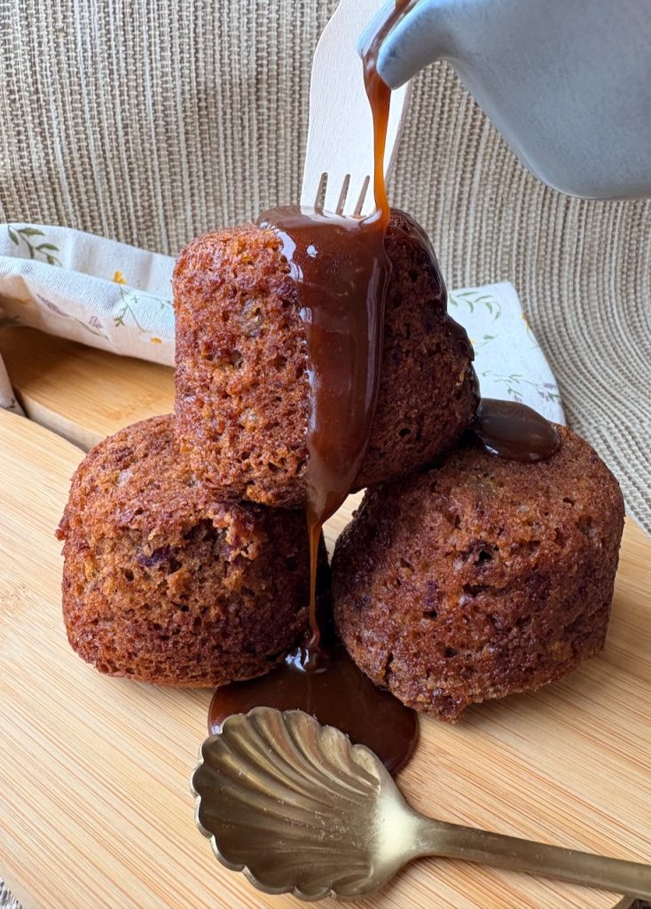 Sticky toffee pudding met karamelsaus