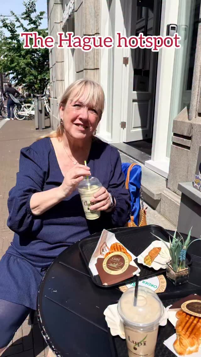 Hoewel ze bij @lupiinetherlands bekend staan om hun prachtige gouden cappuccino met rozen gingen wij met het mooie weer voor een iced matcha latte & ice coffee. Erbij een croissant sandwich met avocado en ei en heerlijke verse cannoli! Een fijne stop tijdens het shoppen in het mooie hofkwartier in Den Haag.
Je vindt @lupiinetherlands op het Noordeinde 21, en er zijn ook filialen in Leidschendam en Leiden.
#uitgenodigd #lupicoffee #noordeinde #hotspot