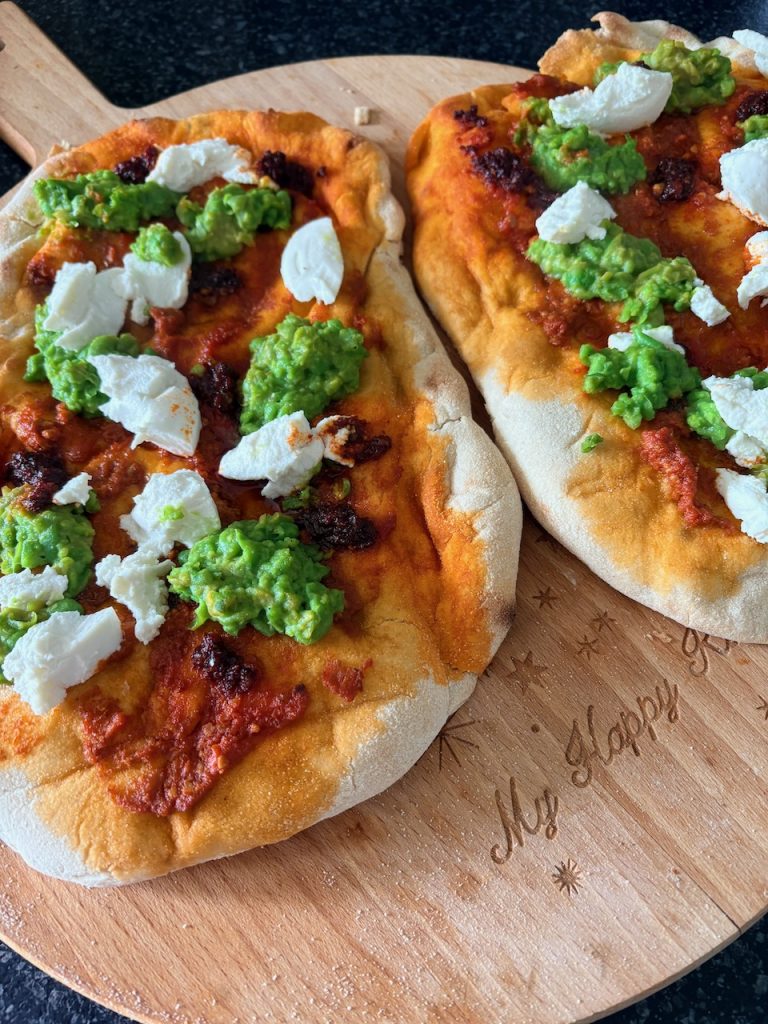 pizza met tuinbonen en 'nduja