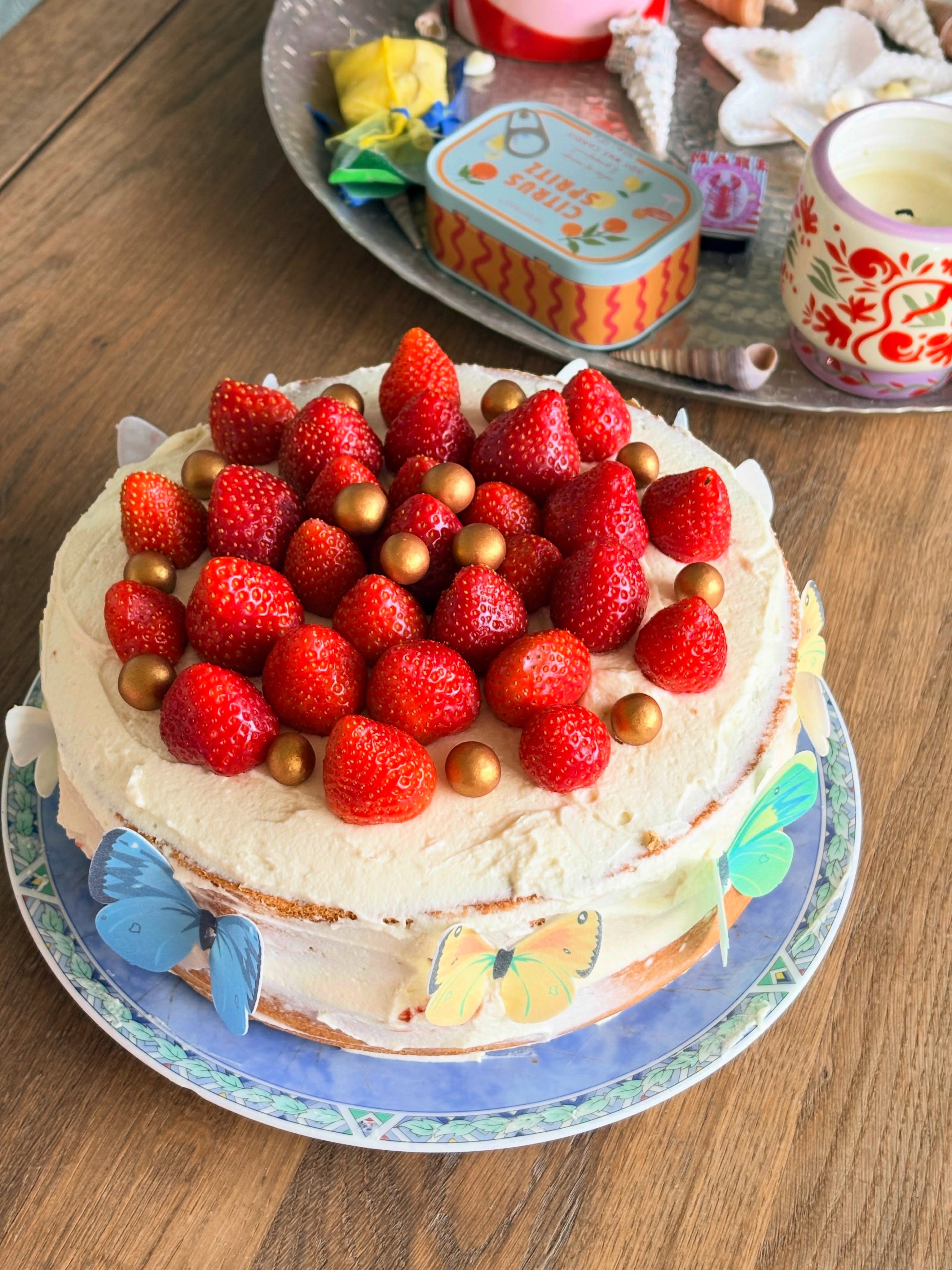 Voor mijn verjaardag kreeg ik via de nieuwbrief van @droetkerbakken_nl een code voor een gratis pak basismix biscuittaart. Wat een leuk en attent gebaar! Ik maakte er deze heerlijke biscuittaart met roomkaasfrosting en aardbeien mee. Het volledige recept vind je op mijn website (link in bio).
🥳
Hoewel het natuurlijke ordinaire marketing is ben ik wel gecharmeerd van de verjaardagsacties van bedrijven. Van de gratis tompouce van HEMA en de chocoladereep van Kruidvat tot een plantje van Intratuin. Weet jij nog een leuke verjaardagsactie?
#droetker #verjaardag #bicuittaart #bakken
