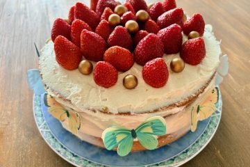Biscuittaart met roomkaasfrosting en aardbeien