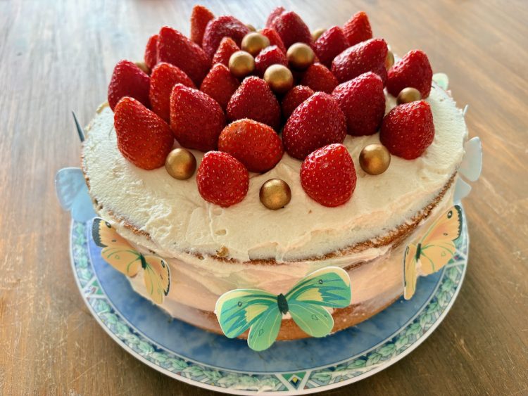 Biscuittaart met roomkaasfrosting en aardbeien