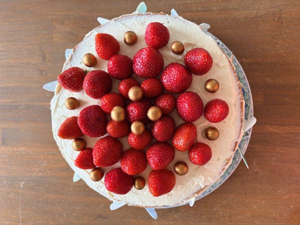 Biscuittaart met roomkaasfrosting en aardbeien