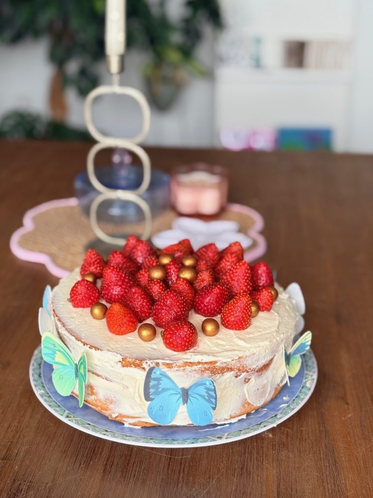 Biscuittaart met roomkaasfrosting en aardbeien