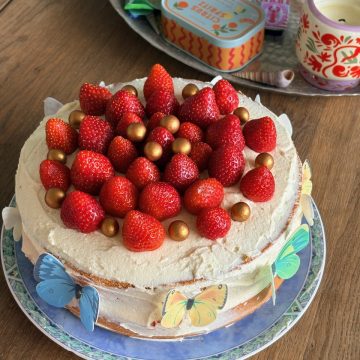 Biscuittaart met roomkaasfrosting en aardbeien