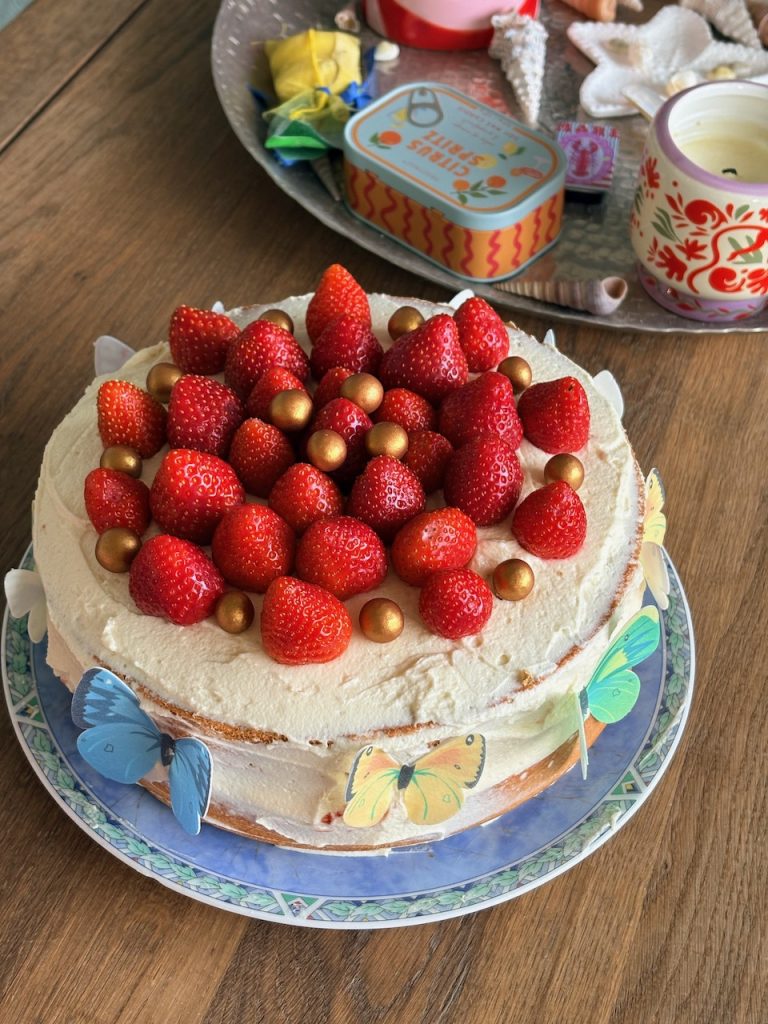 Biscuittaart met roomkaasfrosting en aardbeien