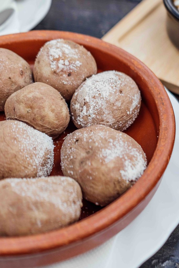 papas arrugadas met mojo rojo en mojo verde
