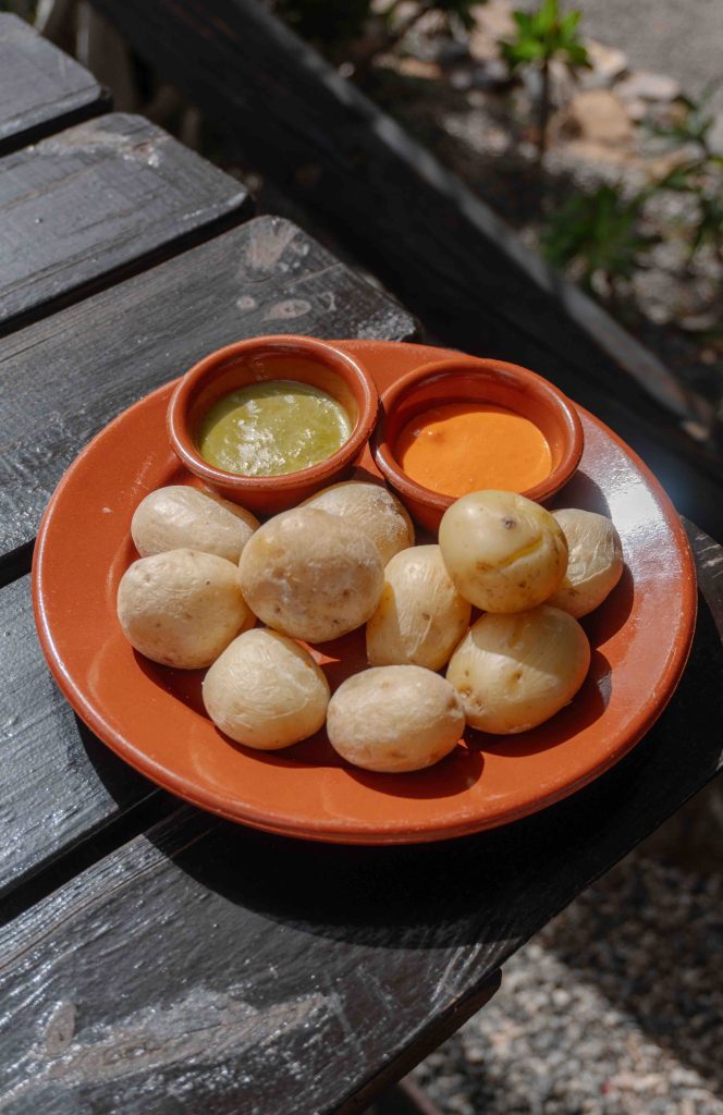 papas arrugadas met mojo rojo en mojo verde
